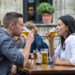 un homme et une femme entrain de boire un verre de bière