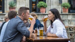 un homme et une femme entrain de boire un verre de bière